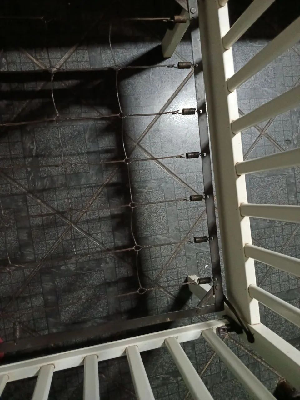 Berço branco com grade de molas. - Foto 4