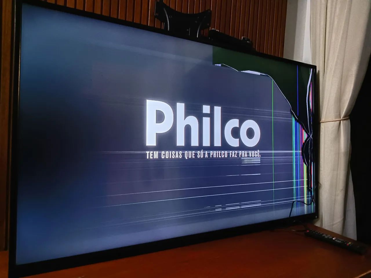 TV Phlico 55' com defeito na tela