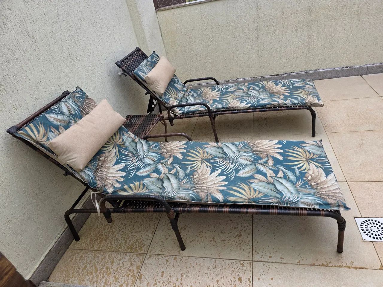 Espreguiçadeiras com mesa e colchonetes - Foto 2