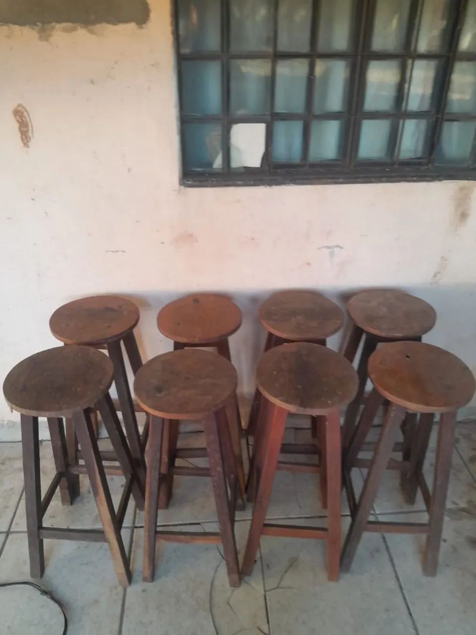 Vendo 8 bancos de madeira 