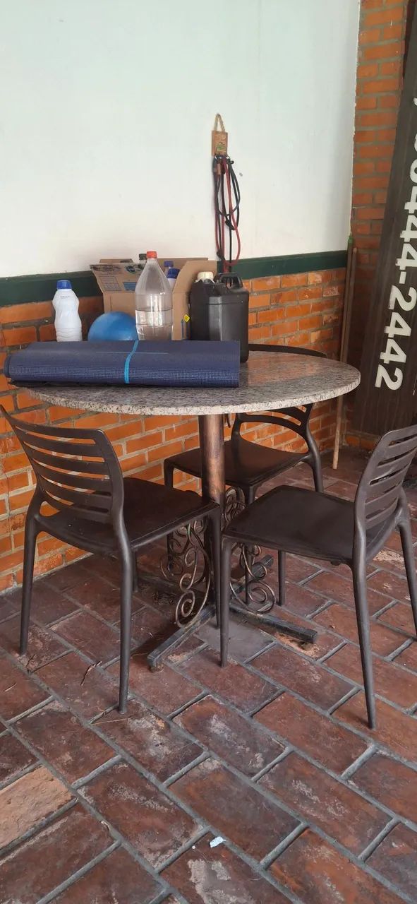 Vendo 2 mesas de mármore e com  cadeiras cada valor 950. Call950 cada uma - Foto 2