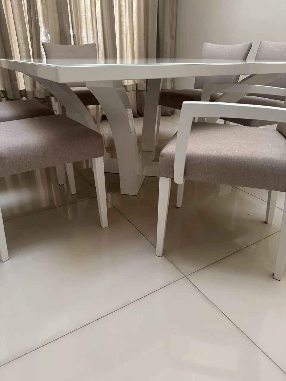 Mesa laca fosca com 4 cadeiras e 2 poltronas em linho  - Foto 2