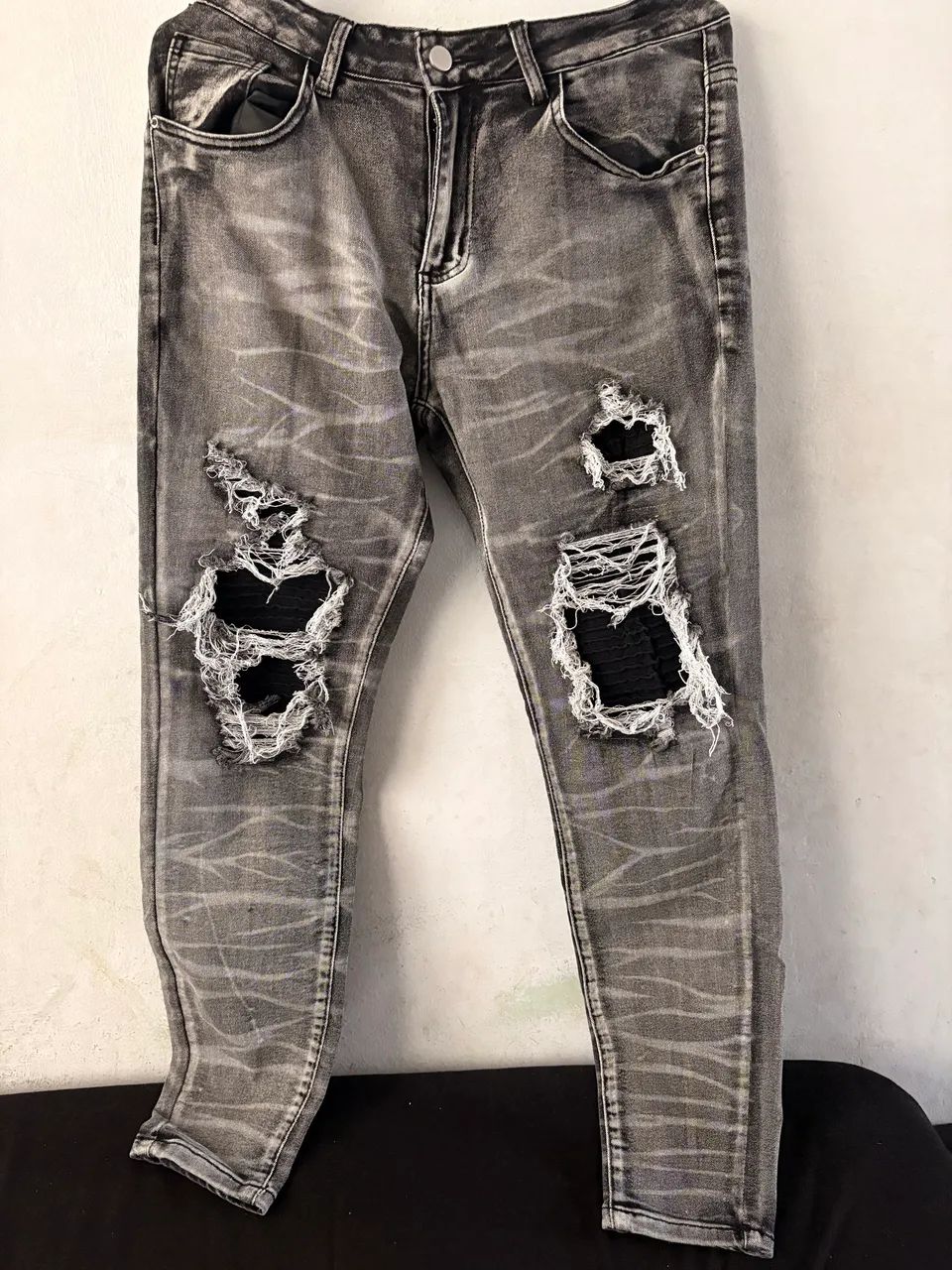 Calça cinza com detalhes preto