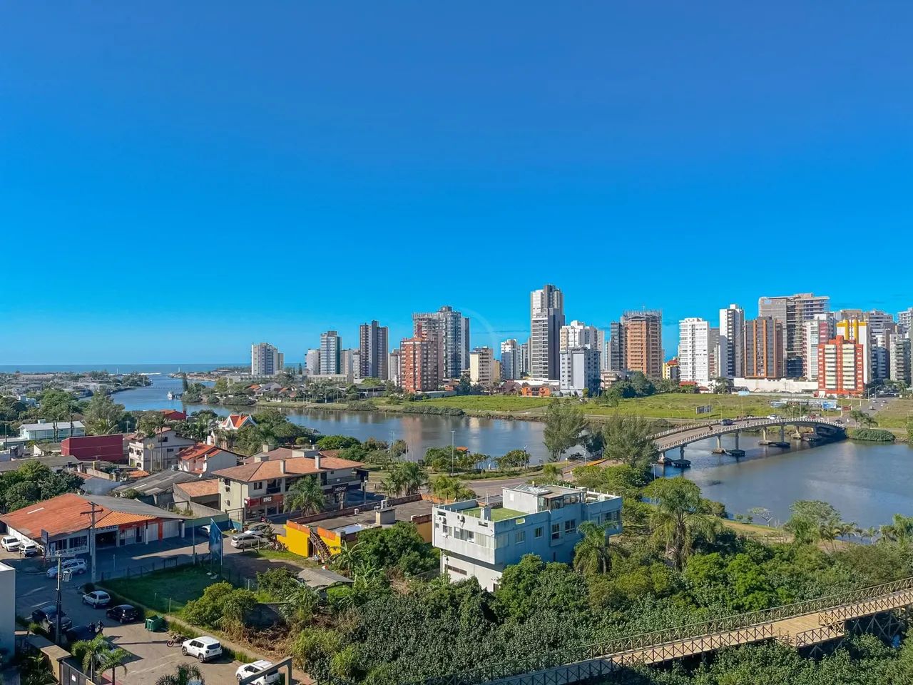 Apartamento de 02 dormitórios com vista para o Rio.