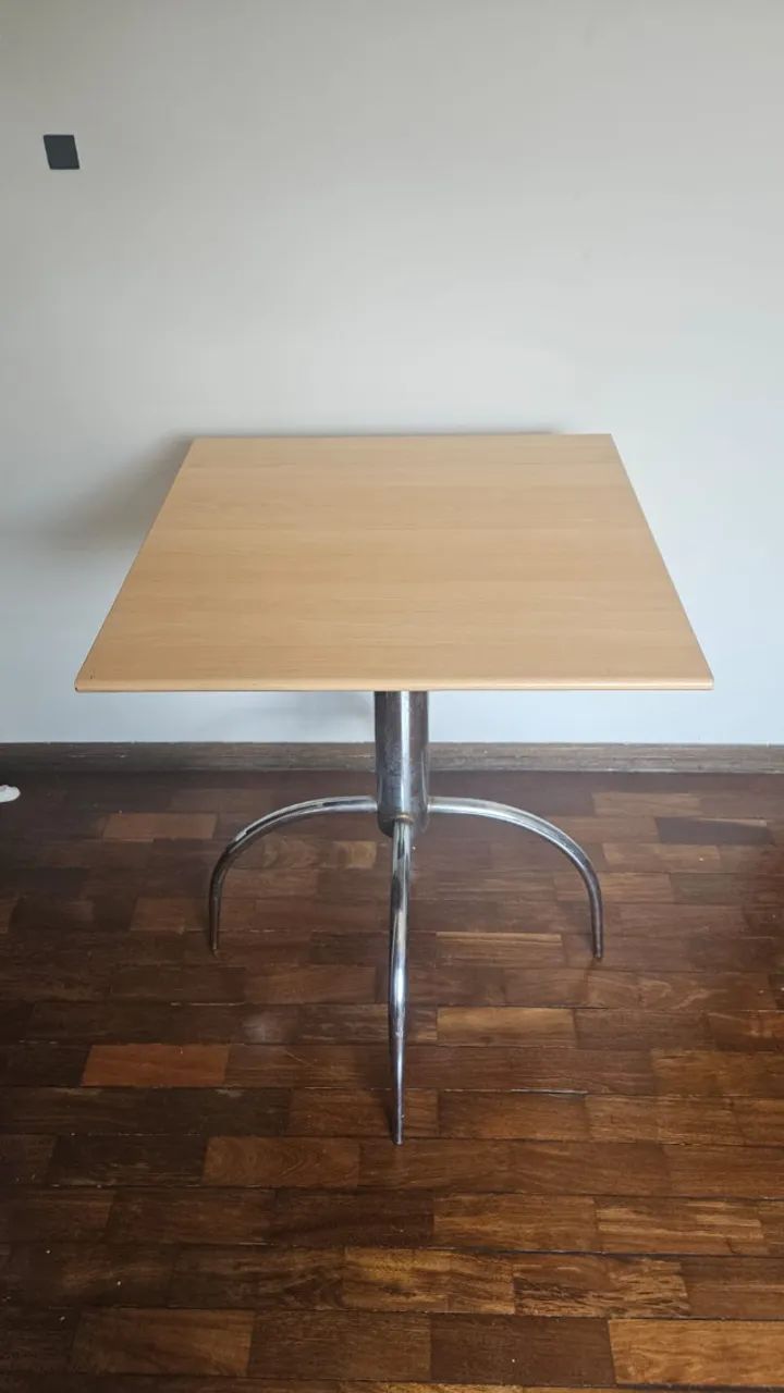 Mesa de canto de madeira