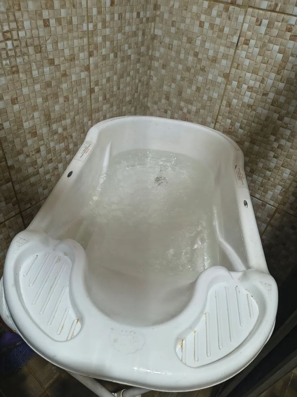 Banheira para bebê ergonômica com suporte branca - Foto 2