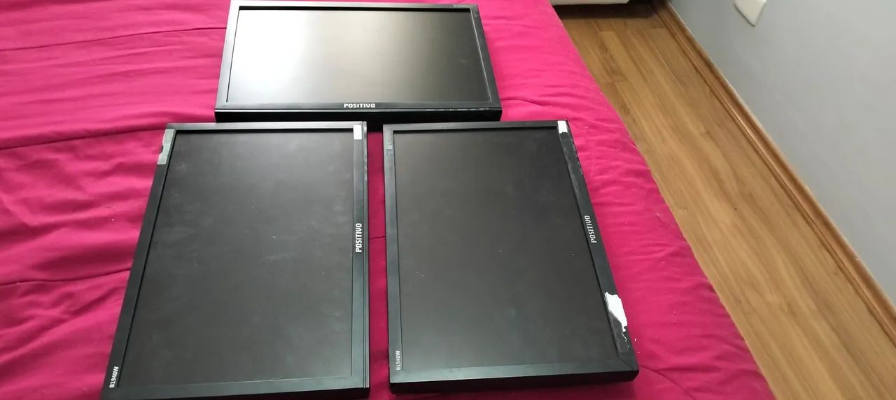 03 monitores Positivo 19" VGA ( com defeito)