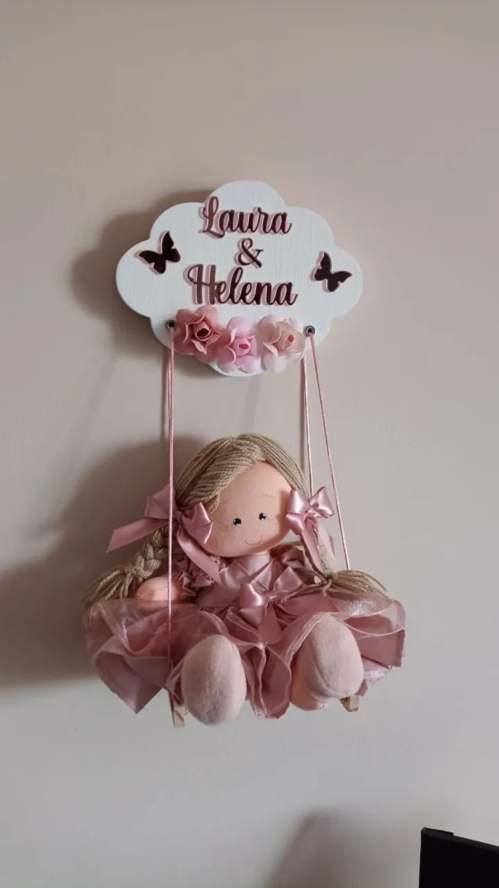 Balancinho com boneca de tecido ideal para decorar porta de quarto de bebê  - Foto 2