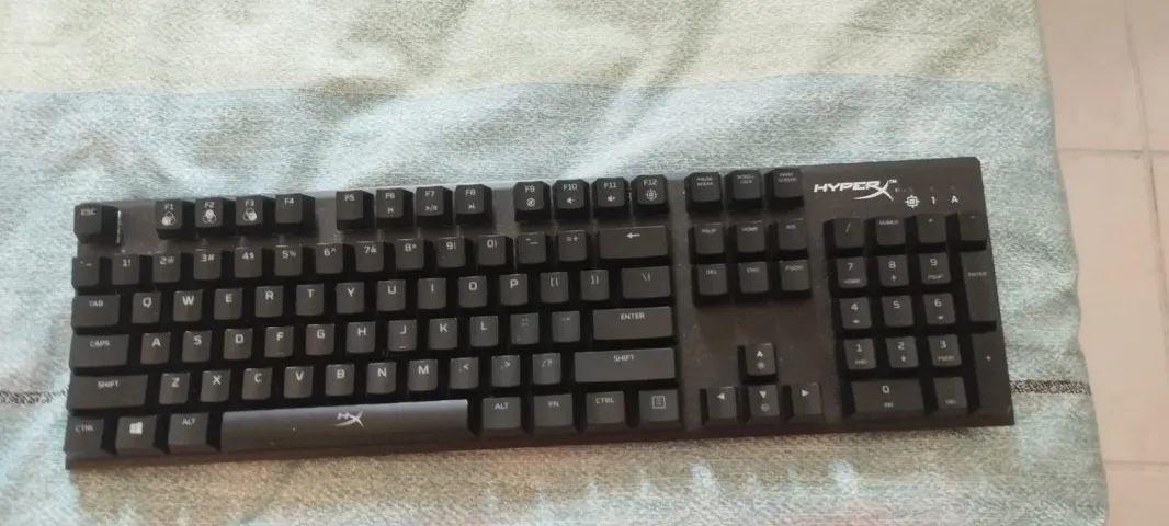 Teclado gamer hyperx compatível para Xbox PS4 e 5 e Pc com switch cinza e tem RGB - Foto 2