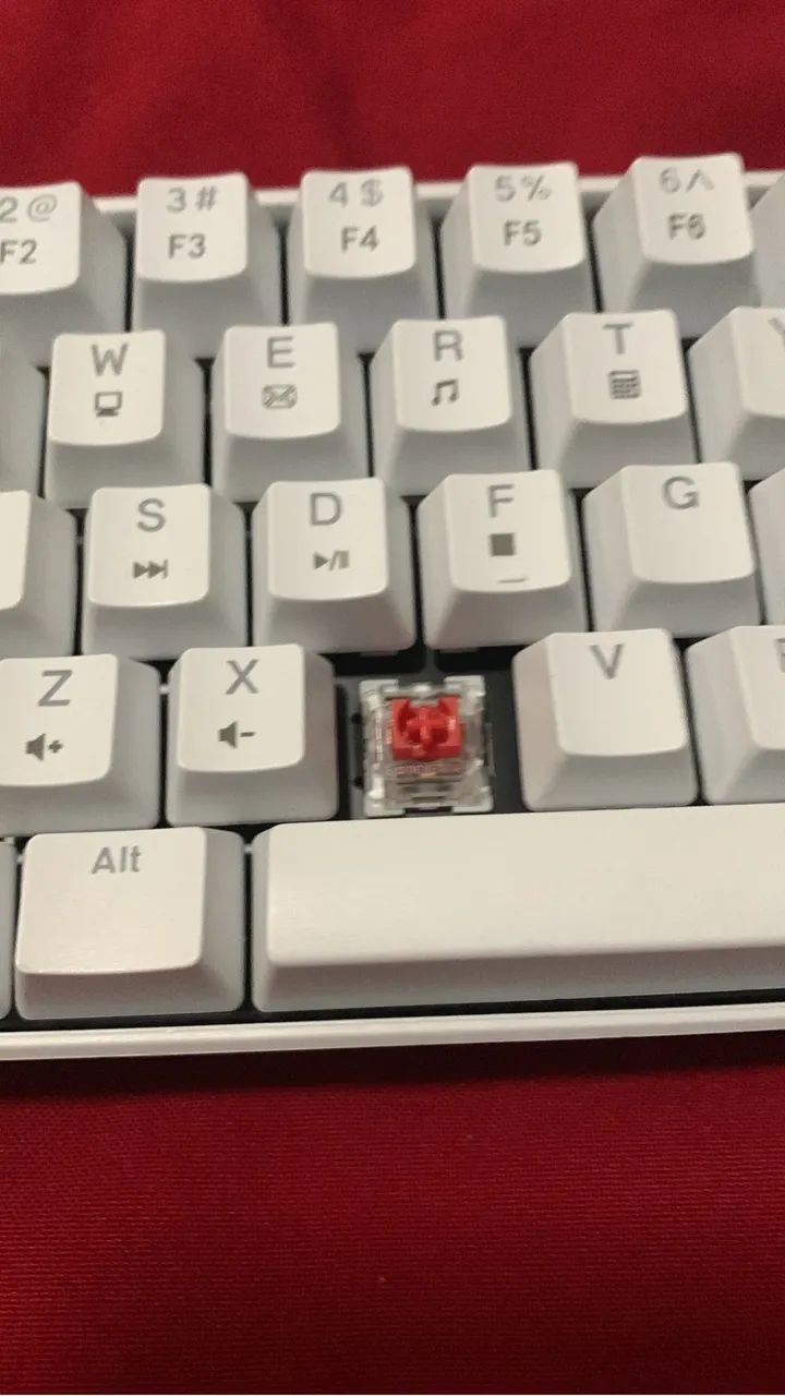 Teclado mecânico branco 60% switch vermelho