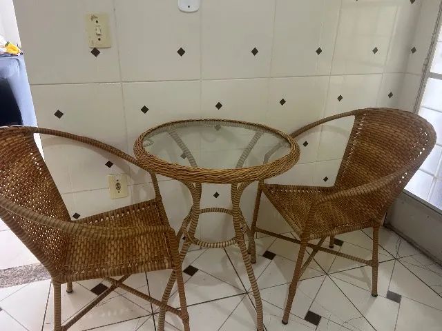 Mesa junco com tampa de vidro 