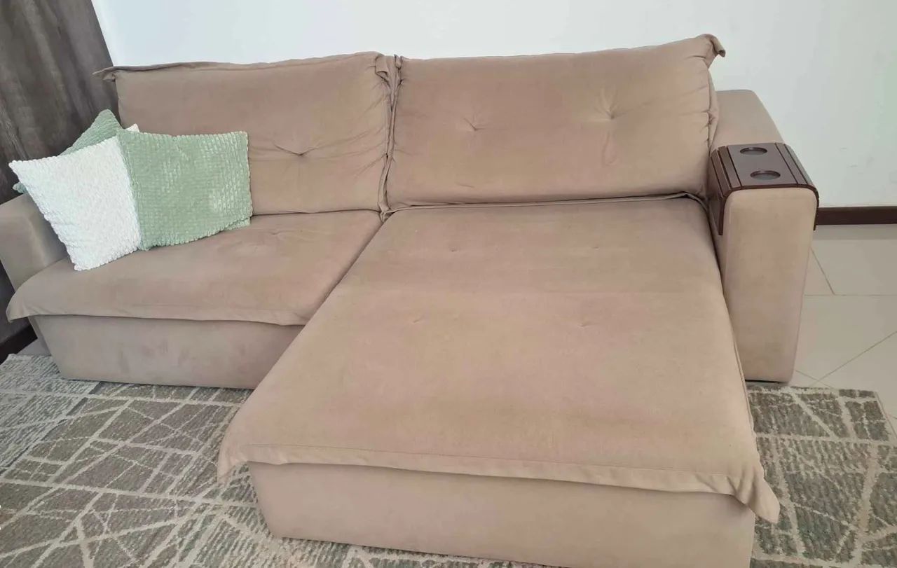 Sofá retrátil com 2.63 m de comprimento, em sede.