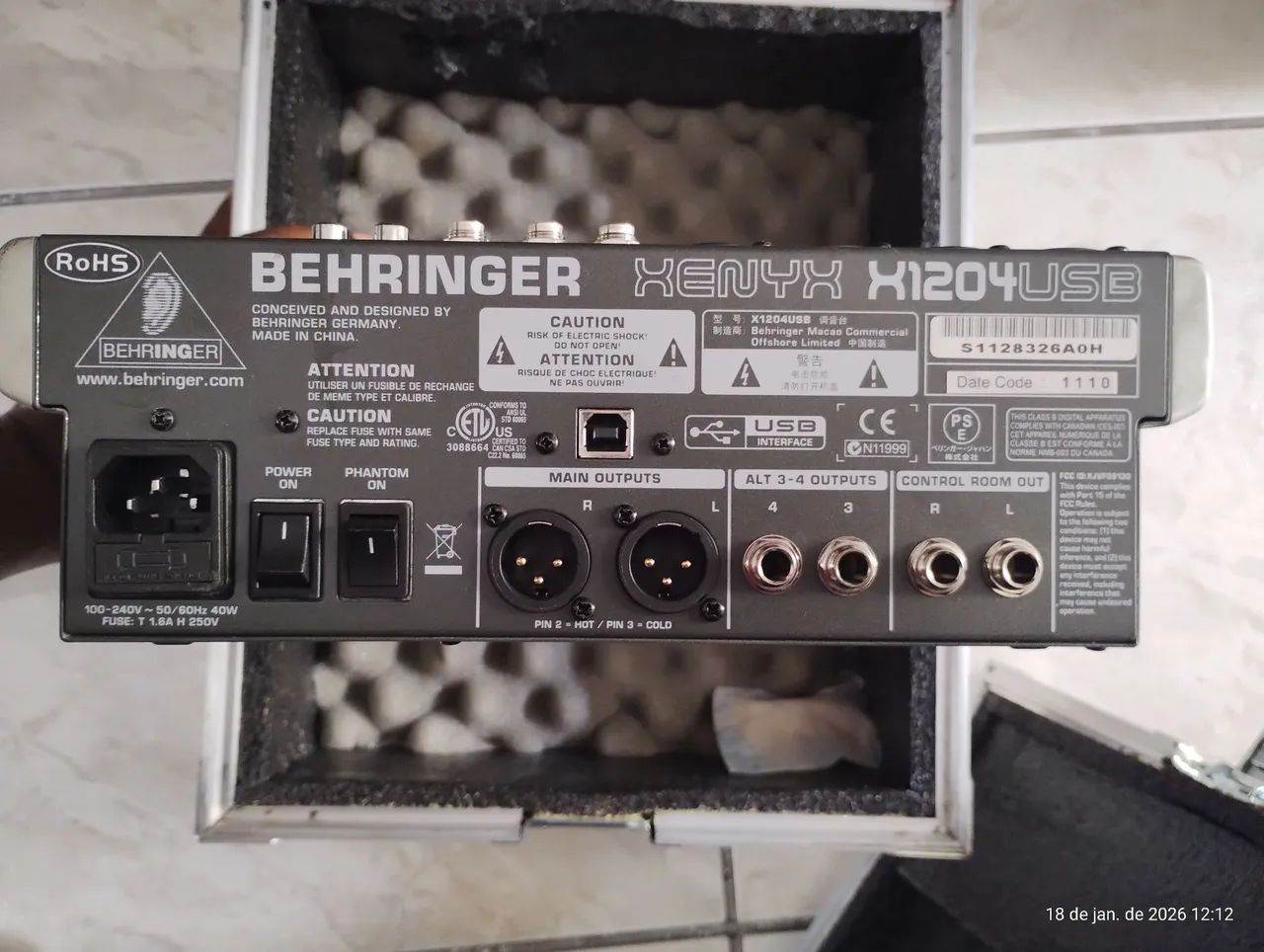 Console Behringer 1204 USB Xenyx de mistura, com case.  - Foto 2