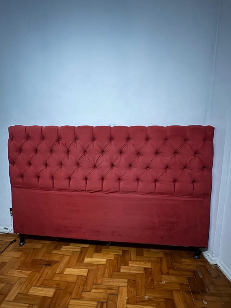 Cabeceira Estofada em Capitonê Vermelha - Foto 2