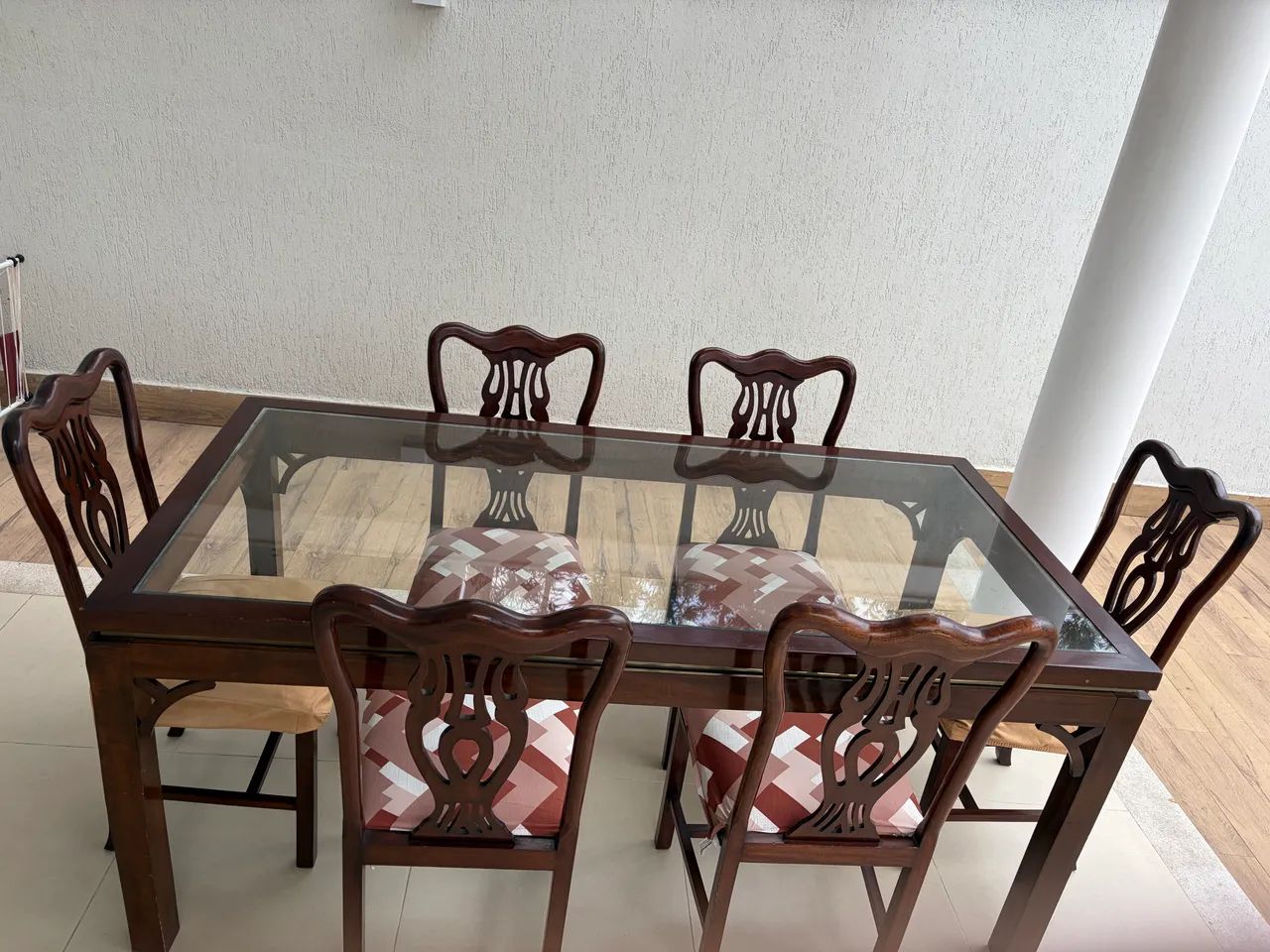 Mesa com tampo de vidro e 6 cadeiras. Ótimo estado. 