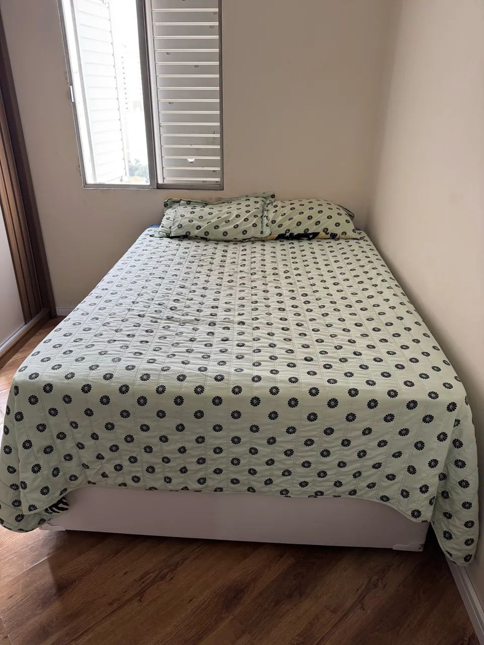 Vende-se Cama Casal com baú
