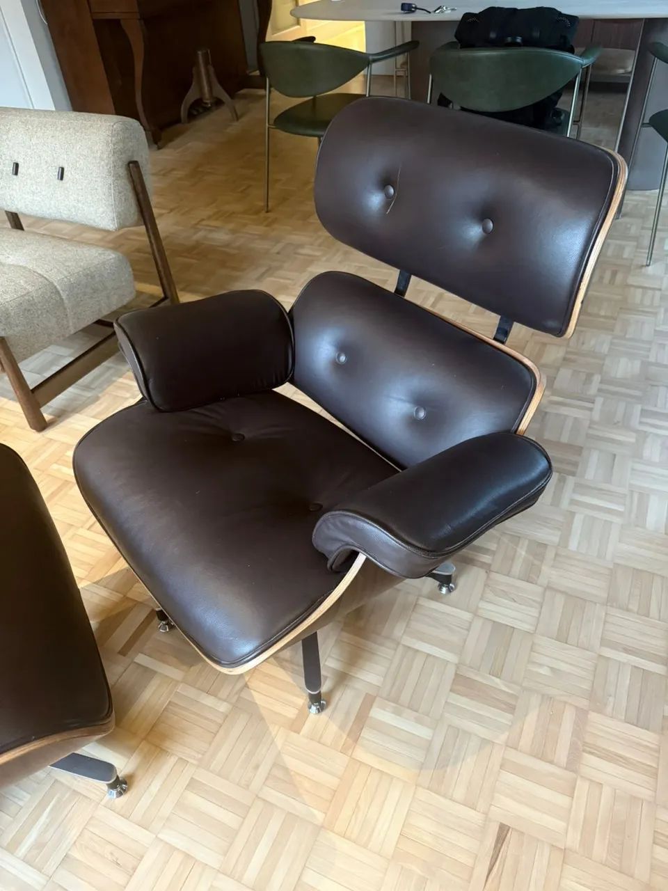Poltrona Charles Eames em couro natural.