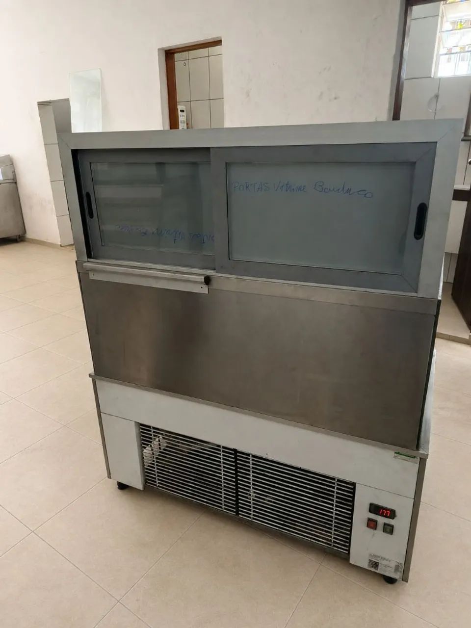 Vitrine Expositora Refrigerada 1,20m - Restaurada - LED - Foto 2