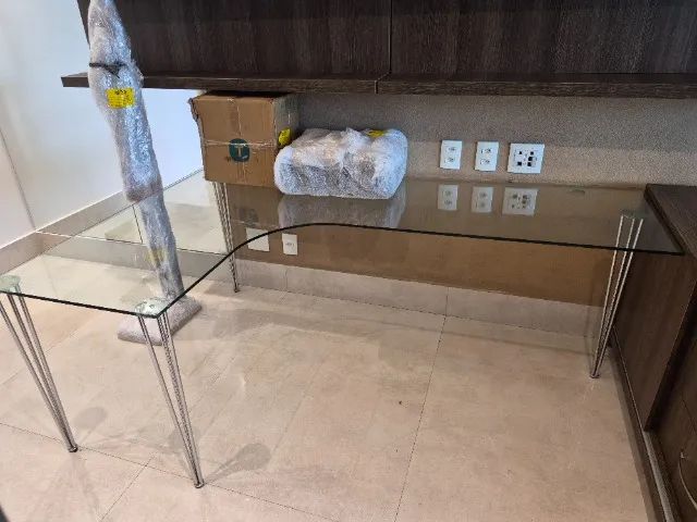 Mesa de escritório em L com tampo de vidro  - Foto 3
