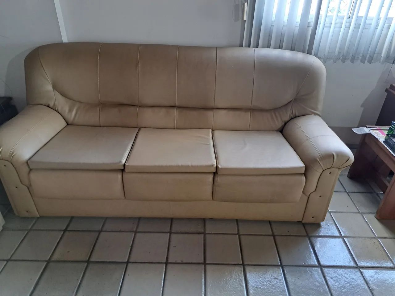 Conjunto sofa em couro 2 + 3 lugares 