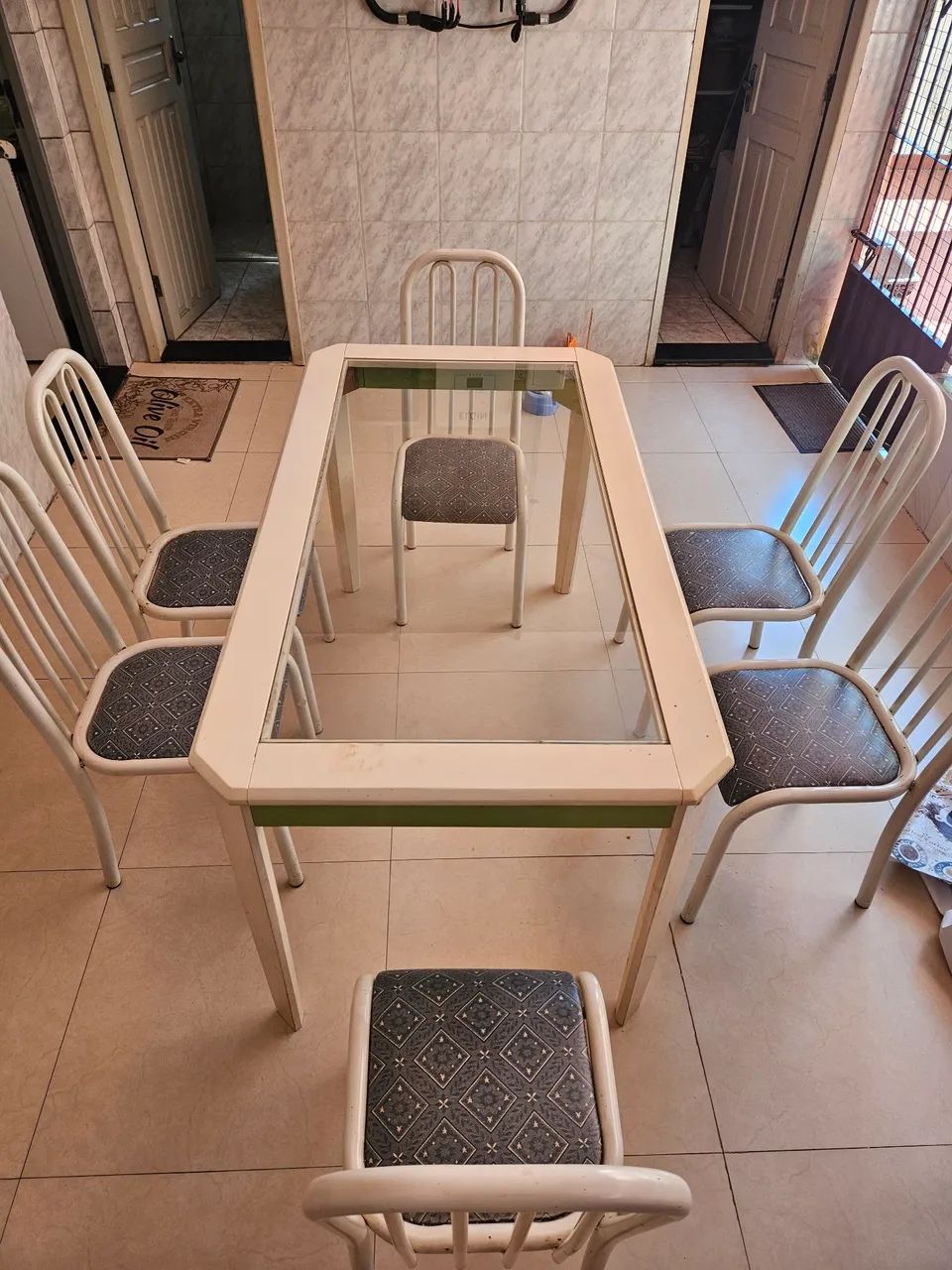 Vendo jogo de mesa e cadeiras