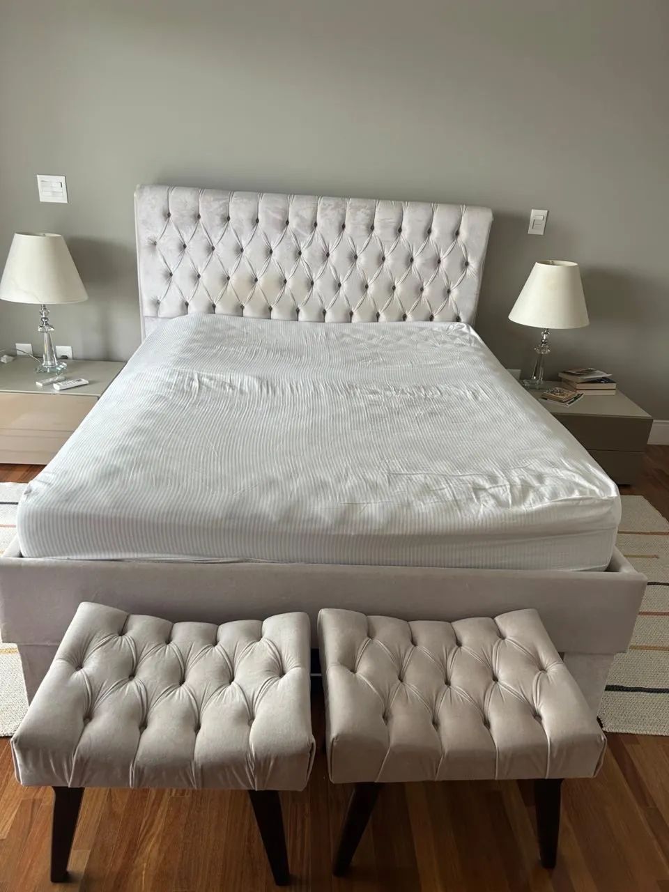 Linda Cama Queen Size Estofada Capitonê - Semi Nova - Estado de Nova - Foto 2