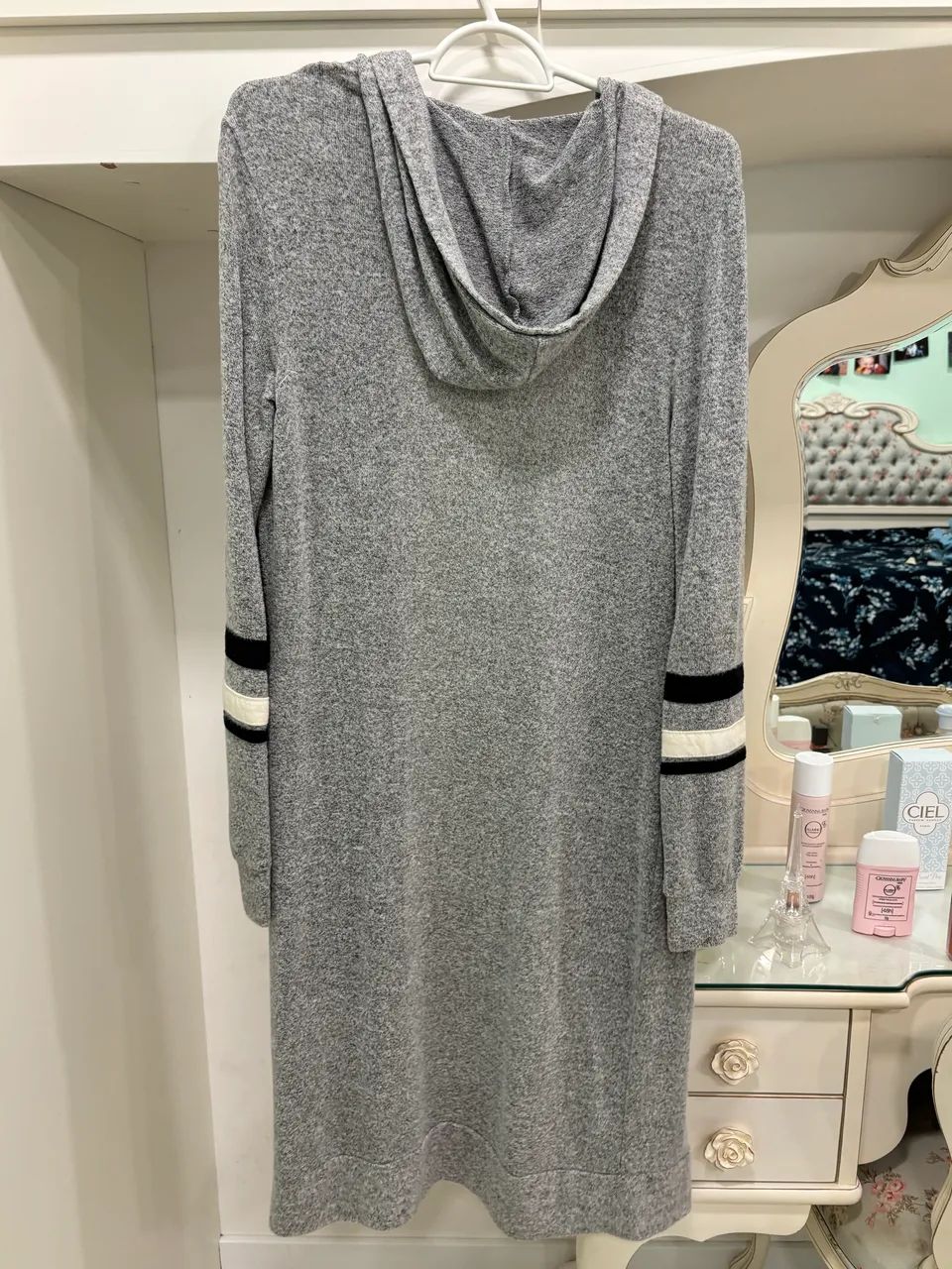 Cardigan de malha cinza com capuz  - Foto 5