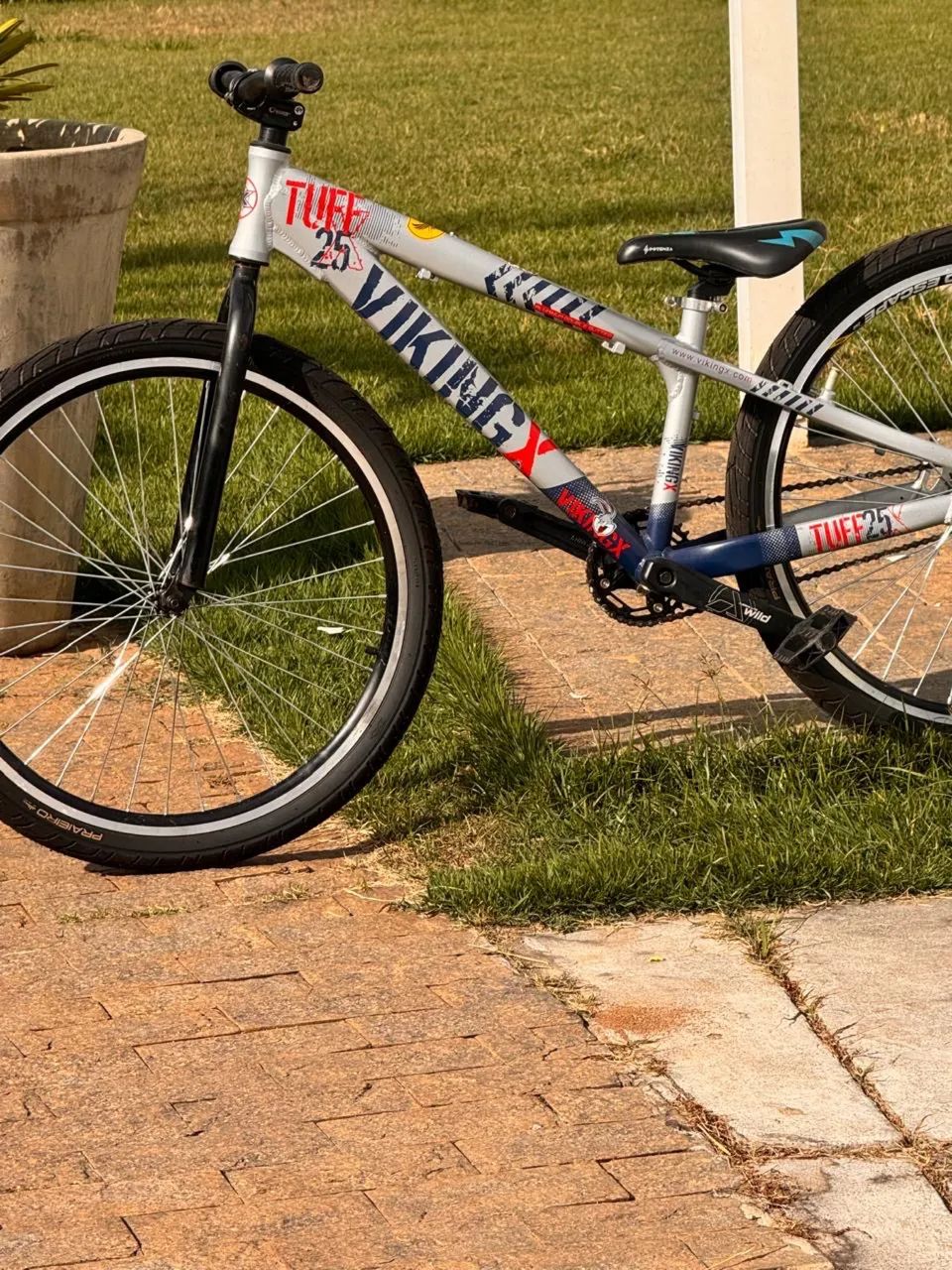 Bicicleta VikingsX Semino muito conservada cor prata com vermelho e azul - Foto 5