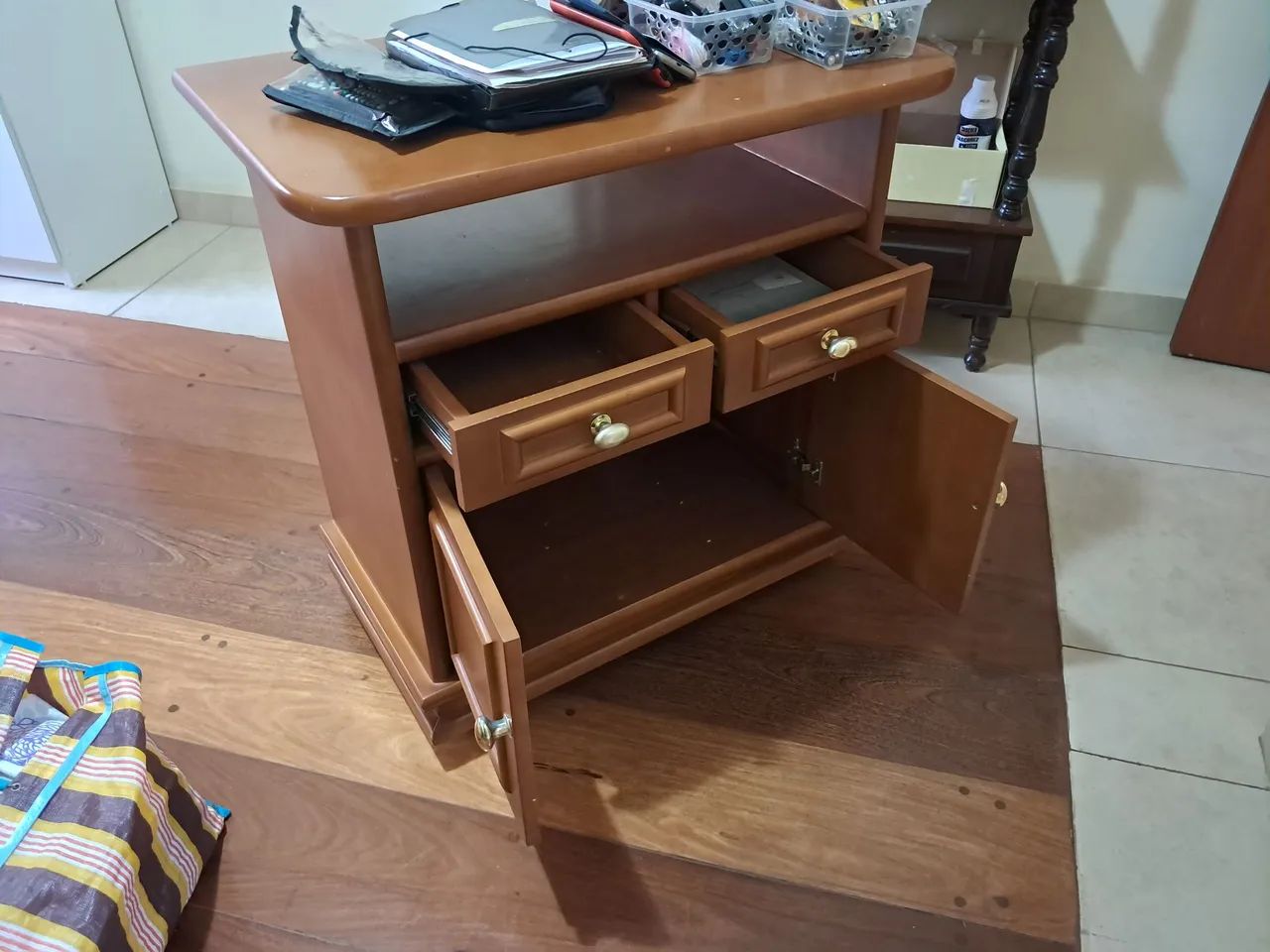 Rack Pequeno com gaveta e portas