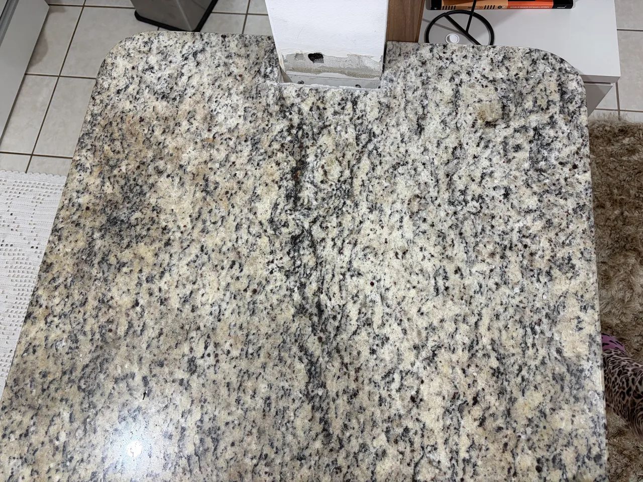 Mesa com Tampo de Granito e Base de Madeira  - Foto 2