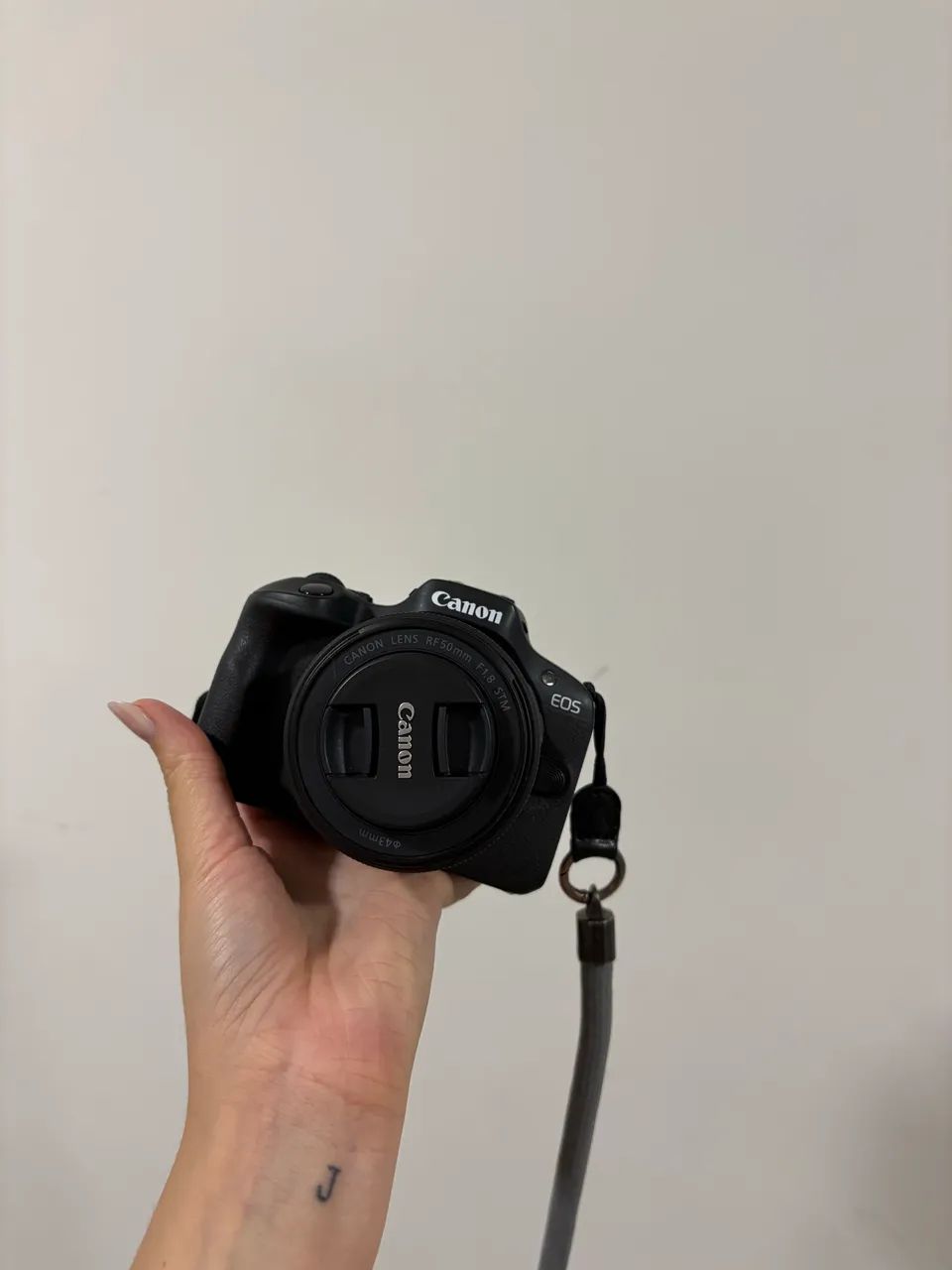 Câmera Canon R100