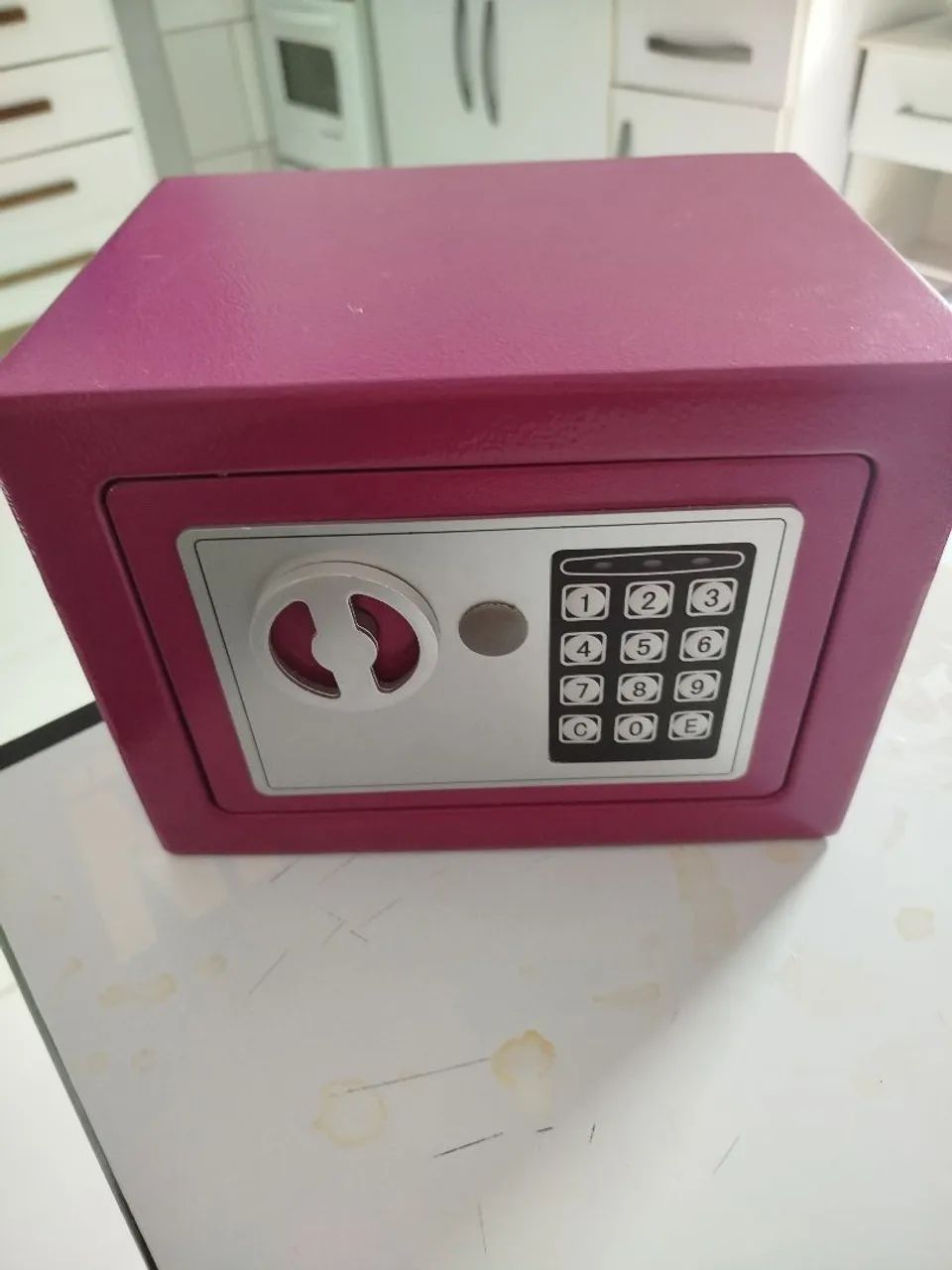  Cofre de aço, com chave caso esqueça a senha