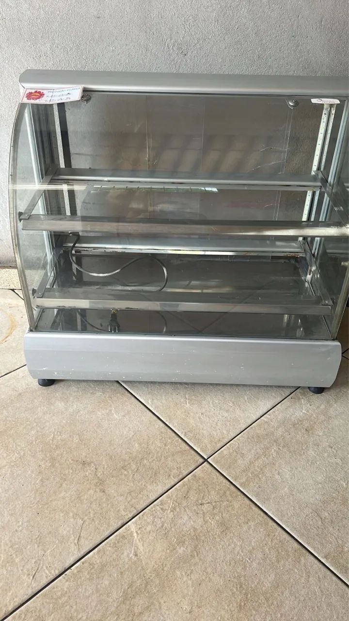 2 estufas, uma grande e uma média 