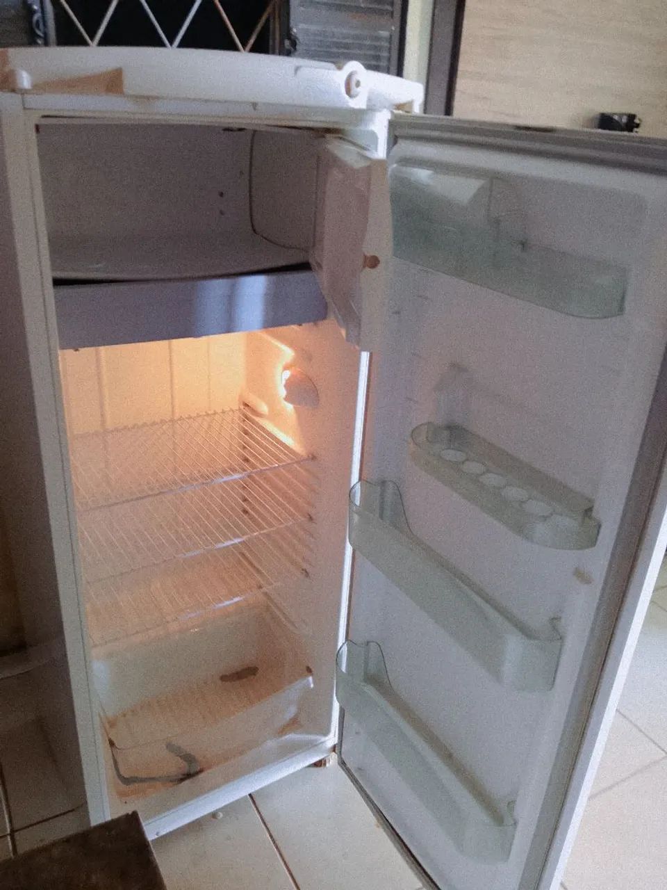 Vendo geladeira funcionando perfeitamente  - Foto 5