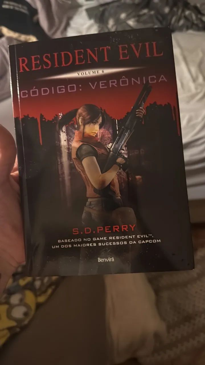 Livro residente evil cod veronica - Foto 2