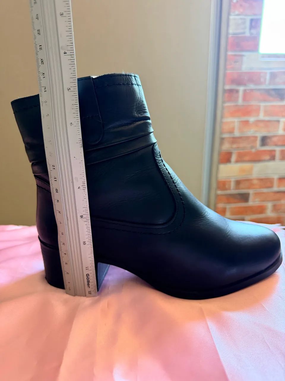 Bota Preta Constance - Salto 4cm | Confortável e Elegante - Foto 3