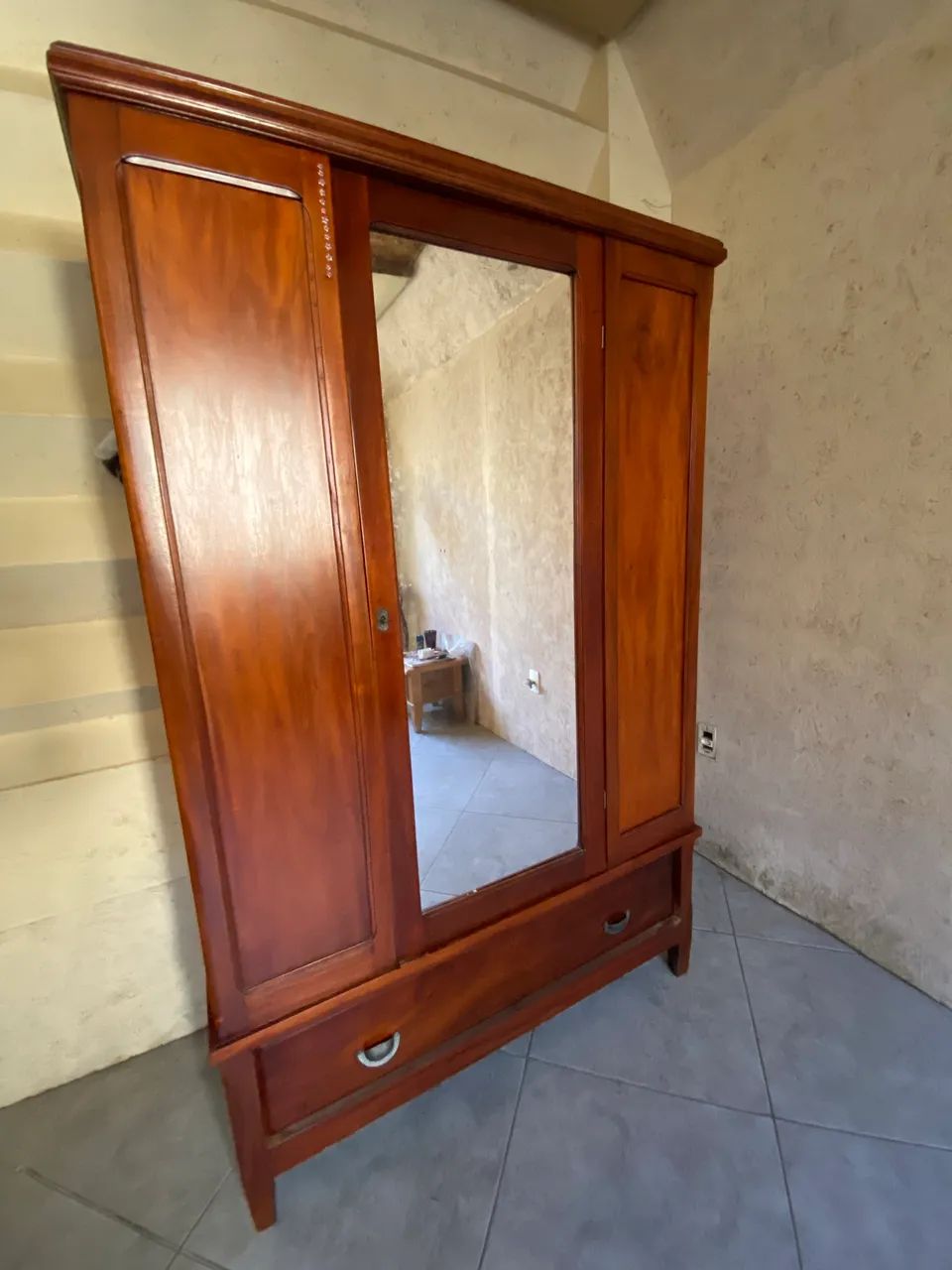 Guarda roupa em madeira de lei maciça com espelho
