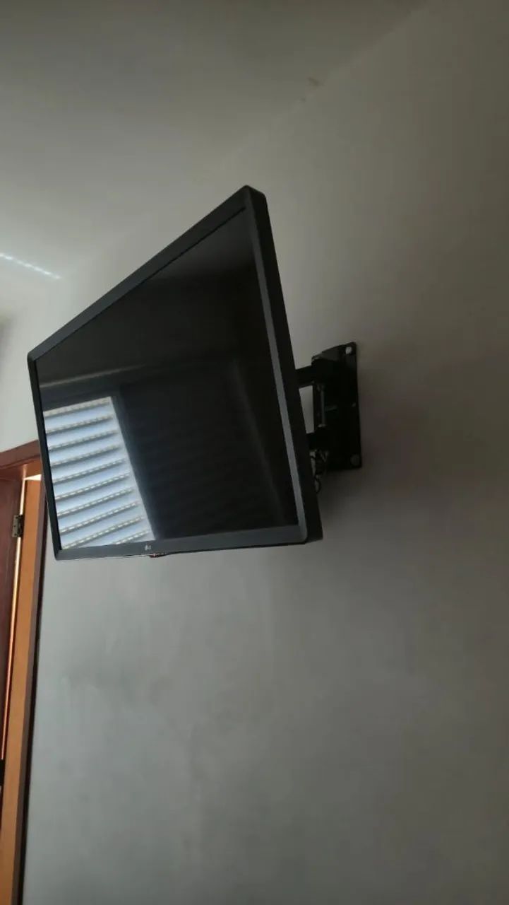 Vendo TV 24 polegadas LG com suporte