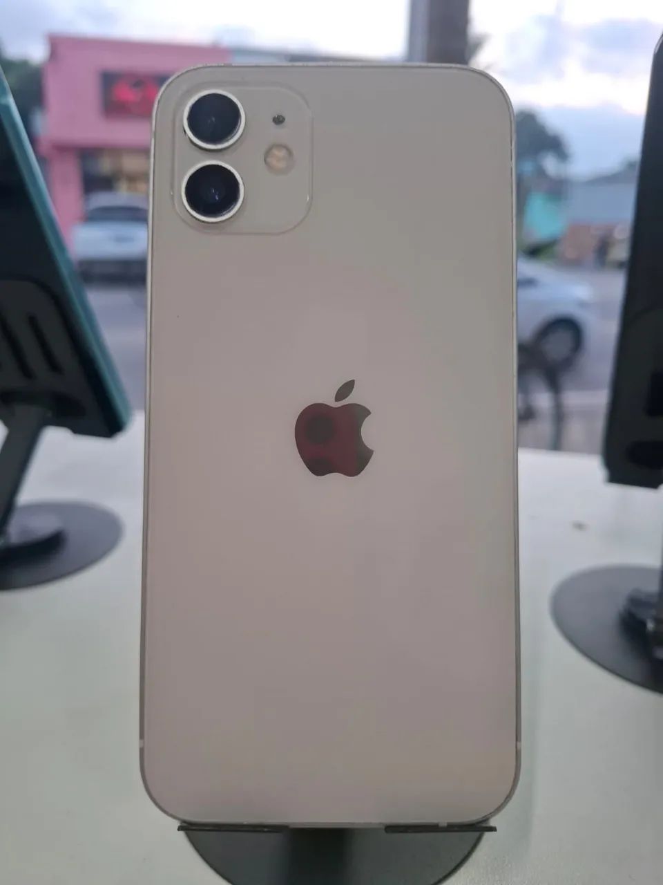 iPhone 12 64 GB 100% de bateria com um leve desfoco na câmera 