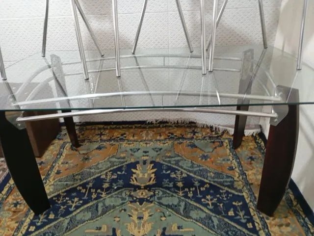 Mesa de vidro com 6 cadeiras.