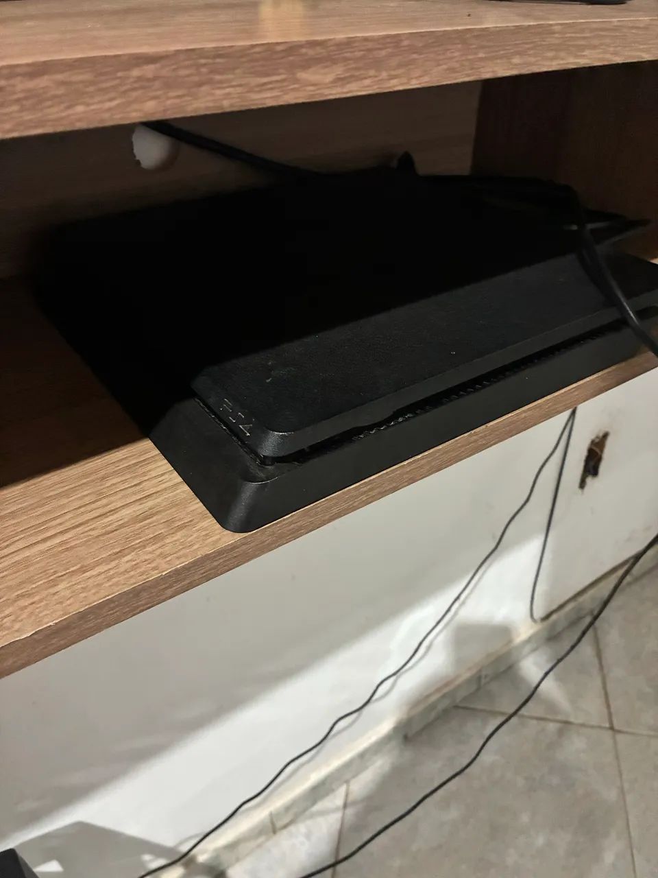 PS4 Slim 1TB - 10 jogos - 3 controles  - Foto 2