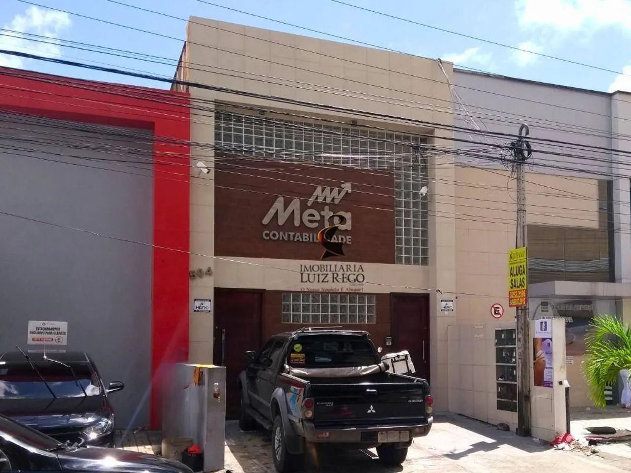 Aluga prédio comercial com 4 banheiros e 4 salas.