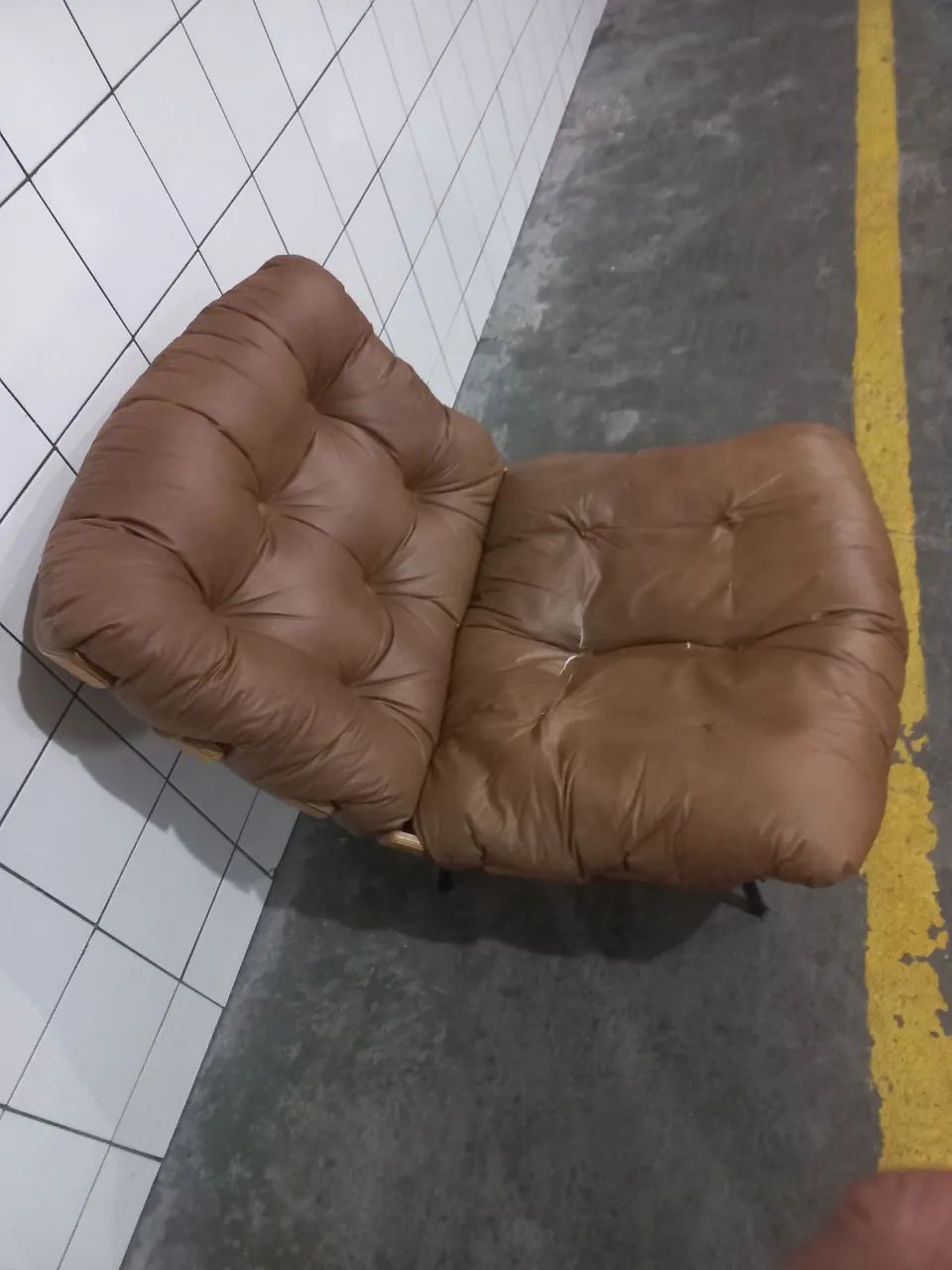 Vendo uma linda poltrona costela com estofado em couro  - Foto 4