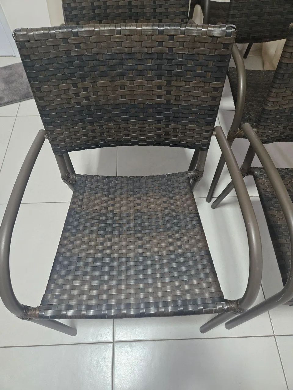 Mesa de madeira maciça com 6 cadeiras  - Foto 3