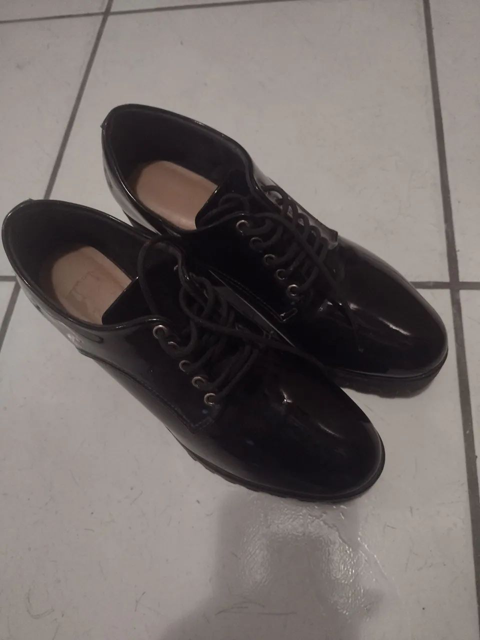 Sapato preto verniz tratorado  - Foto 2
