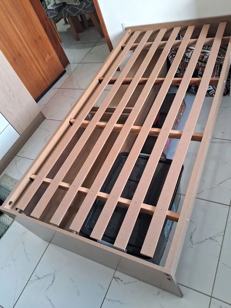 Cama de solteiro de madeira 