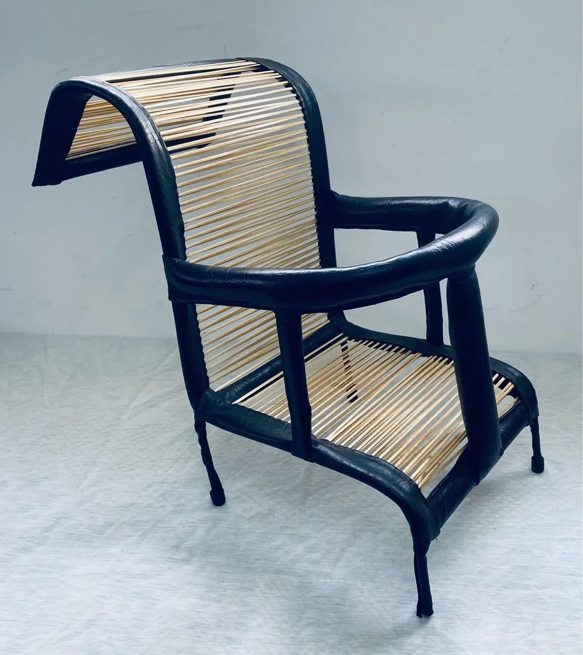 CADEIRINHA VINTAGE COURO E FERRO - Foto 2