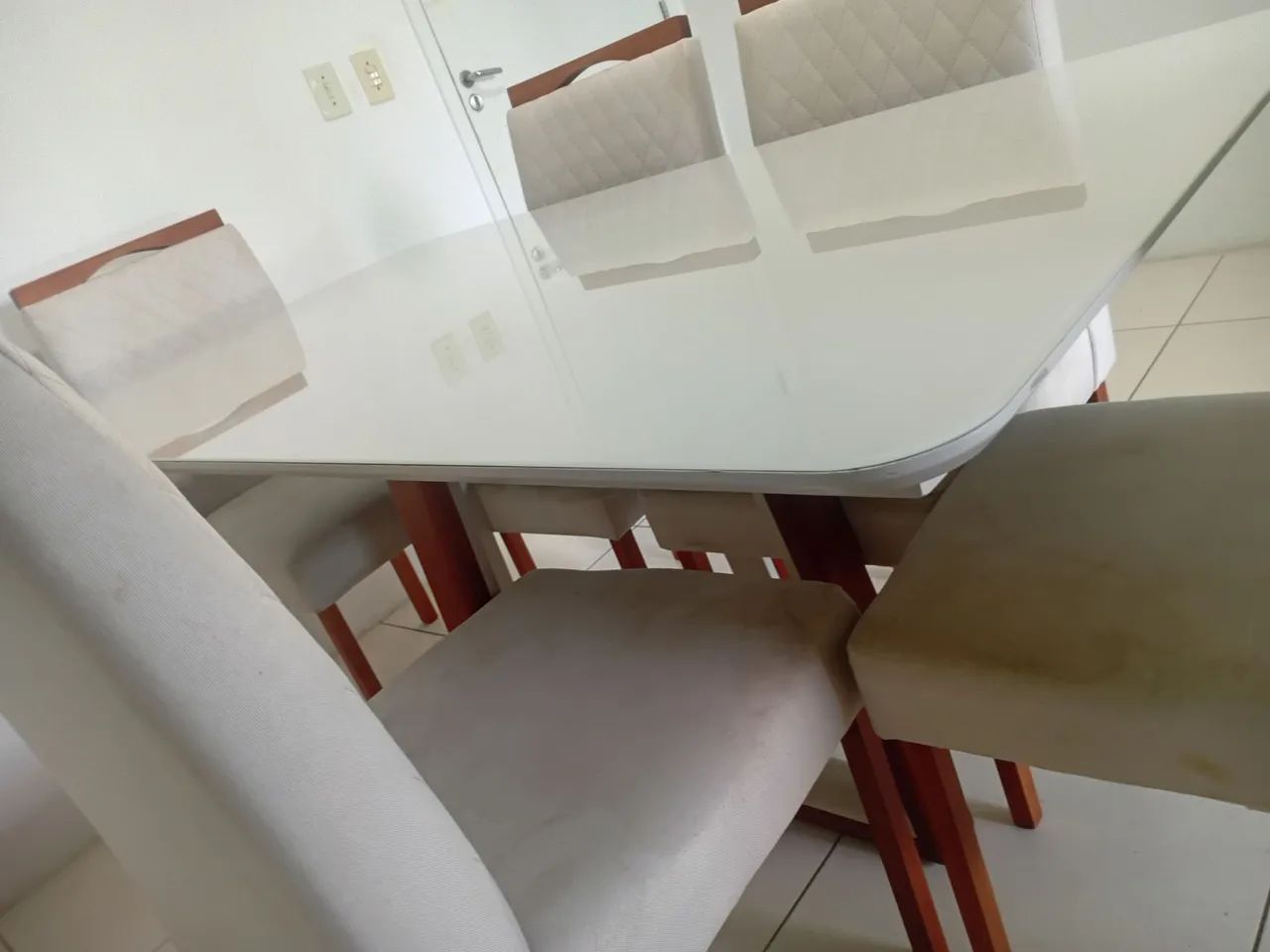 Vendo conjunto de mesa de jantar retangular com tampo de vidro laqueado e 6 cadeiras  - Foto 4