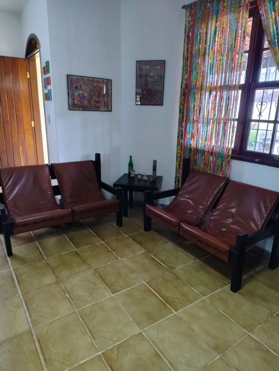 Conjunto de poltronas duplas de madeira e couro
