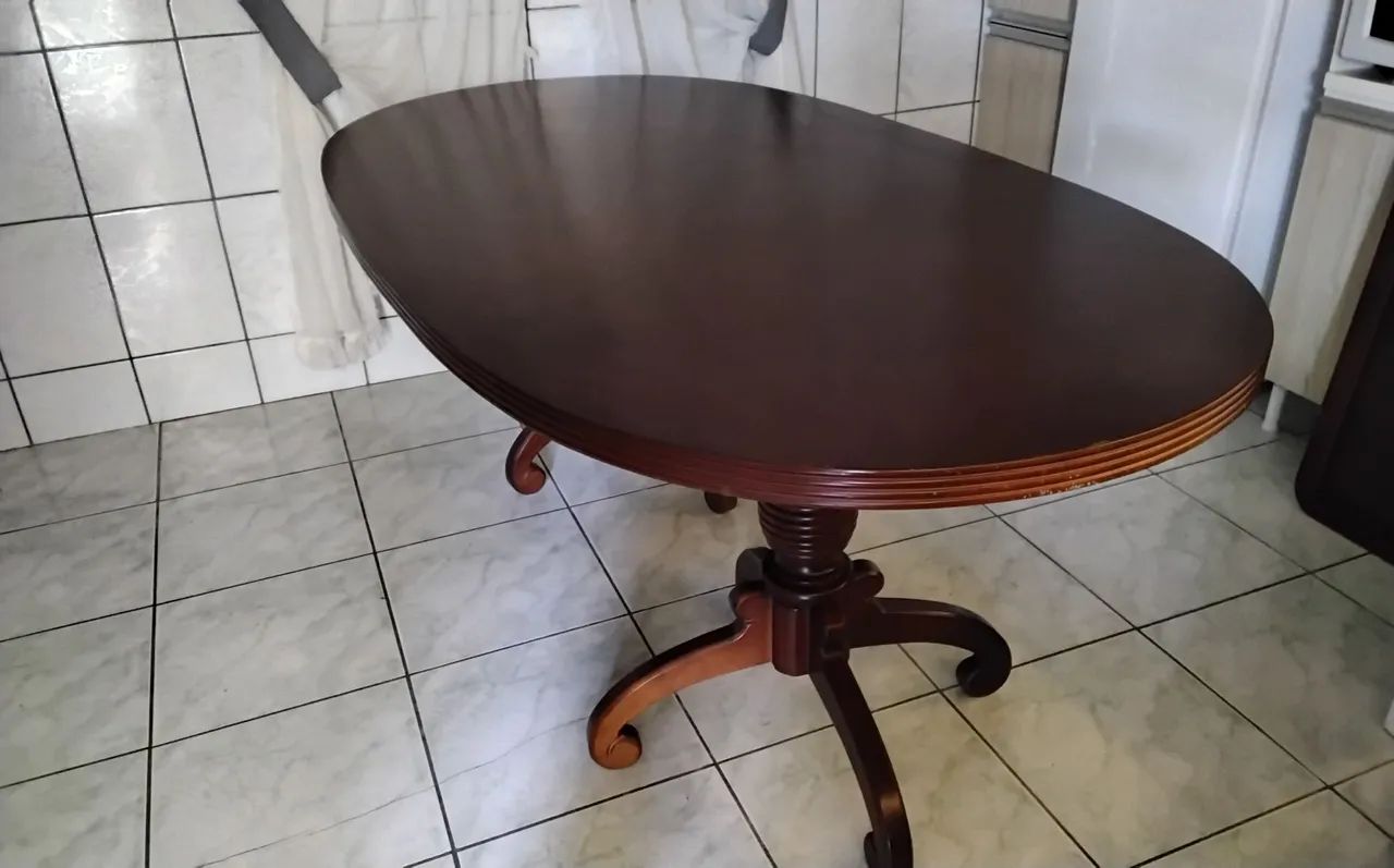 Mesa de jantar em madeira